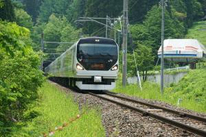 踏切で特急あずさ号と出会う