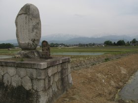 石塔と水田と立山