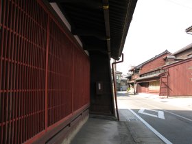 ベンガラ格子登場