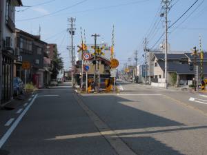 氷見線の線路を渡る