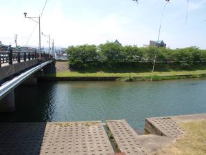 大聖寺川を渡る