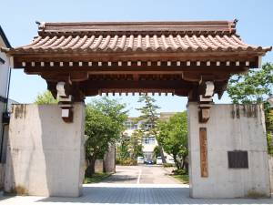 大聖寺高校正門