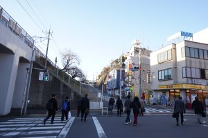 日野駅前を出発