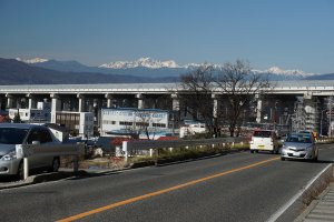 中央高速越しのアルプス