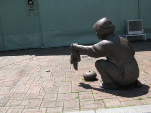 浦和宿本陣近く・野菜を売る女性像