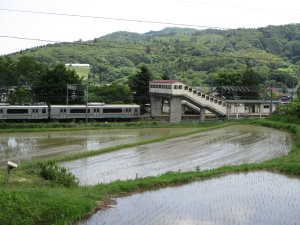 越河駅の裏に出る