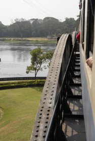 カンチャナブリー・クワイ川を渡る