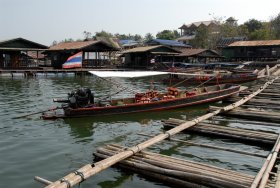 仮橋を渡ってリトルビルマへ