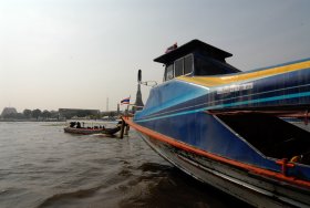 チャオプラヤー川を渡る